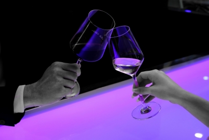 Comment bien tenir son verre à vin?